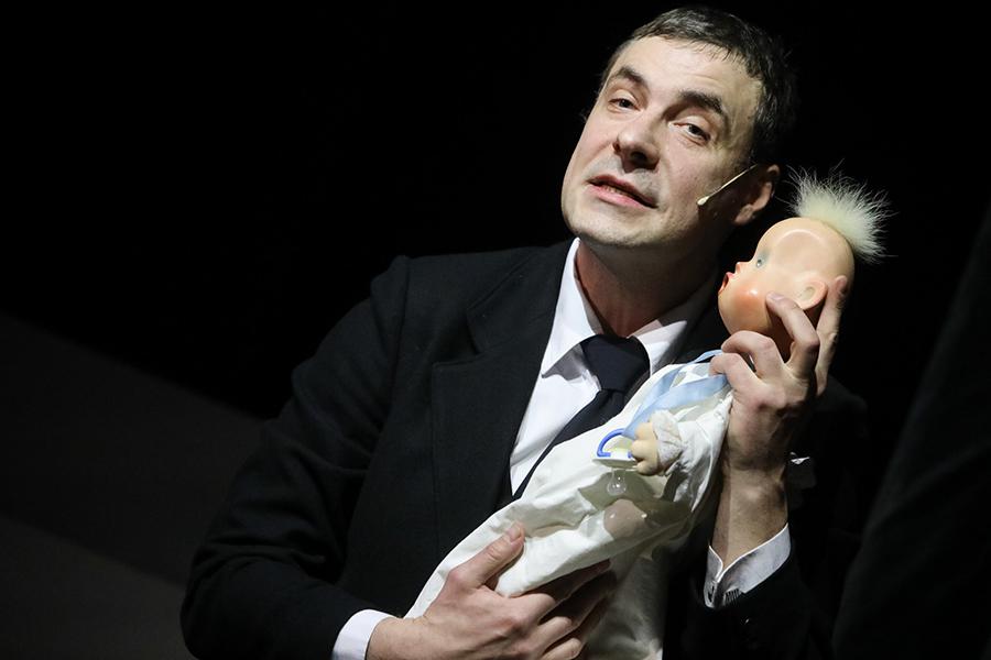 Актер Евгений Цыганов в спектакле «Я - Сергей Образцов» в Государственном академическом Центральном театре кукол имени Образцова, 2021 год