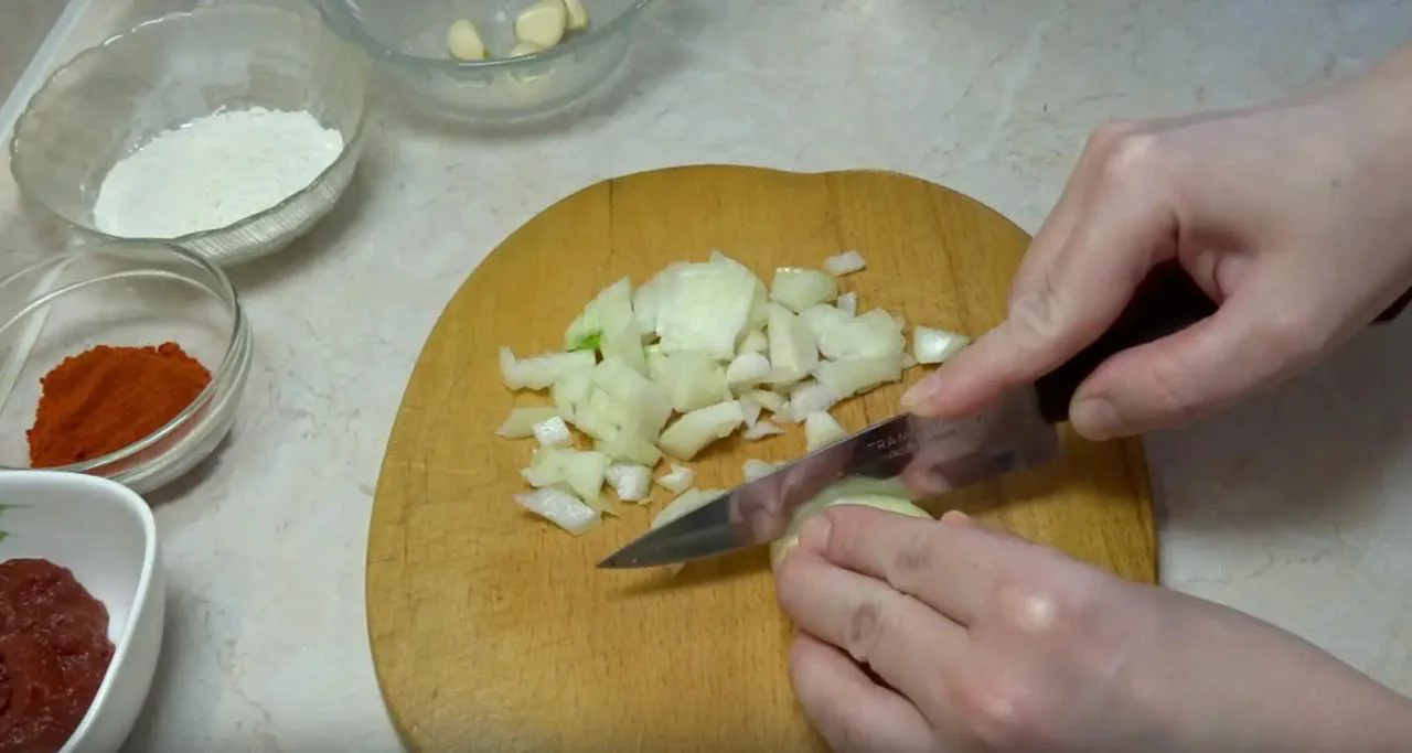 Мелко нарежьте лук