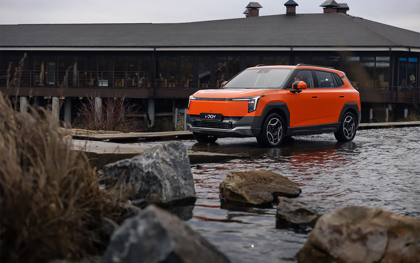 Все три комплектации нового&nbsp;Evolute i-Joy оснащены светодиодными фарами, но в младшей комплектации Business нет интеллектуальной&nbsp;системы&nbsp;дальнего и ближнего света