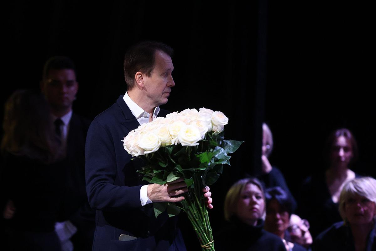 Евгений Миронов во время прощания с актрисой Верой Алентовой в Московском драматическом театре имени А. С. Пушкина