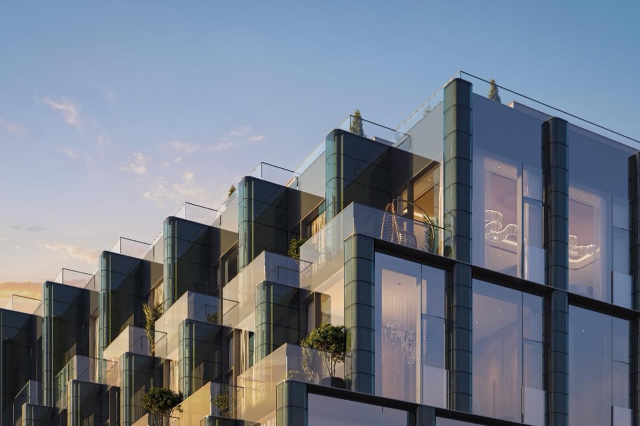 Третий фасад выполнен из&nbsp;стекла, которое&nbsp;в&nbsp;зависимости от погоды и освещения меняет оттенок от прозрачного до насыщенного