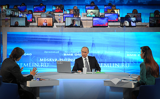 Президент РФ Владимир Путин (в центре) во время ежегодной специальной программы "Прямая линия с Владимиром Путиным" 16 апреля 2015 года