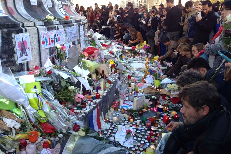 Парижане возлагают цветы к статуе Республики в память о жертвах террористической атаки