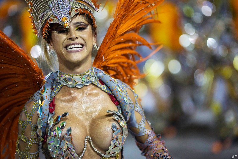 Карнавал в Бразилии: футбол, женщины и попугаи