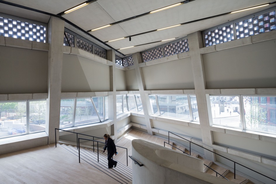 Каждый год Tate Modern посещают 5 млн человек &mdash; это в два раза больше, чем расчетная вместимость старого здания. Новый корпус добавил галерее 60% выставочного пространства, а также упростил интеграцию музея с прилегающим районом за счет облегчения пешей доступности в здание
