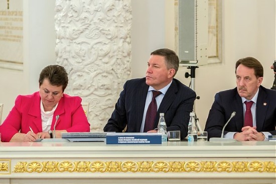Губернатор Вологодской области (в центре) уверен, что&nbsp;к&nbsp;1 сентября регион выполнит программу расселения аварийного жилья
