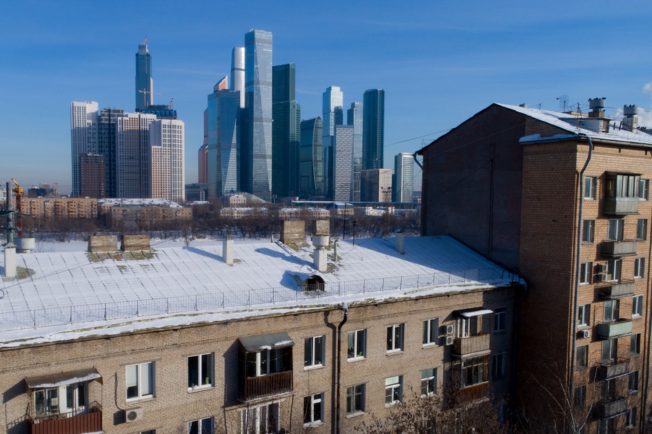 Вид на международный деловой центр &laquo;Москва-Сити&raquo; (справа на дальнем плане) и жилые дома в районе Филевский Парк