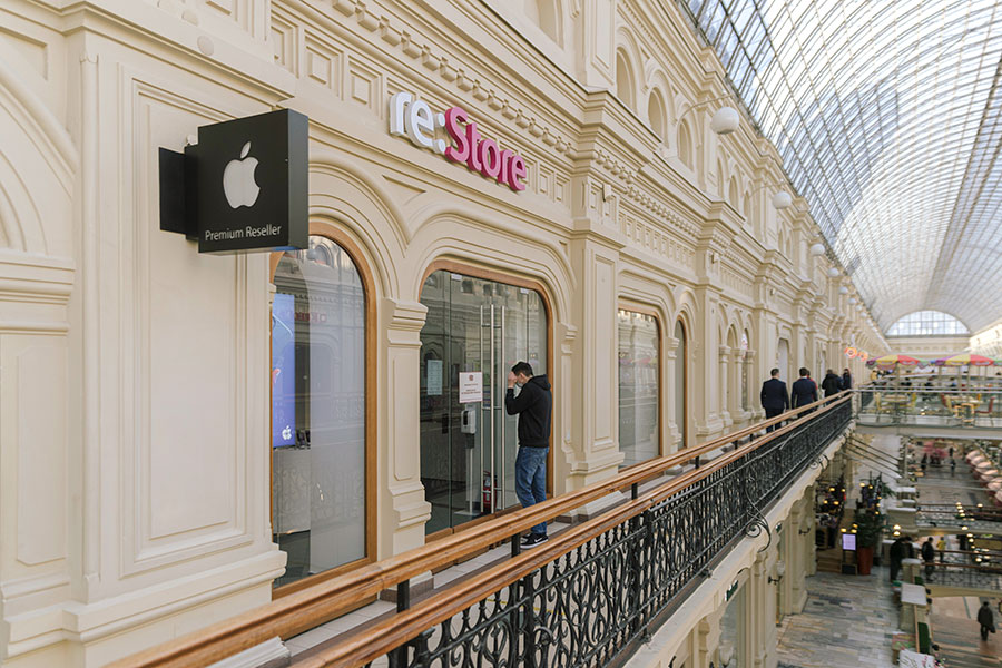 Компания сообщила об ограничении работы Apple Pay и других своих сервисов на территории России, а также о приостановке продажи продукции в стране. Доставка техники из онлайн-магазина сейчас недоступна