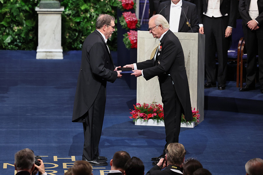 Ален Аспе&nbsp;получает Нобелевскую премию по физике 2022 года (за эксперименты с запутанными фотонами, выявление нарушения в неравенстве Белла) и&nbsp;король Швеции Карла XVI Густава