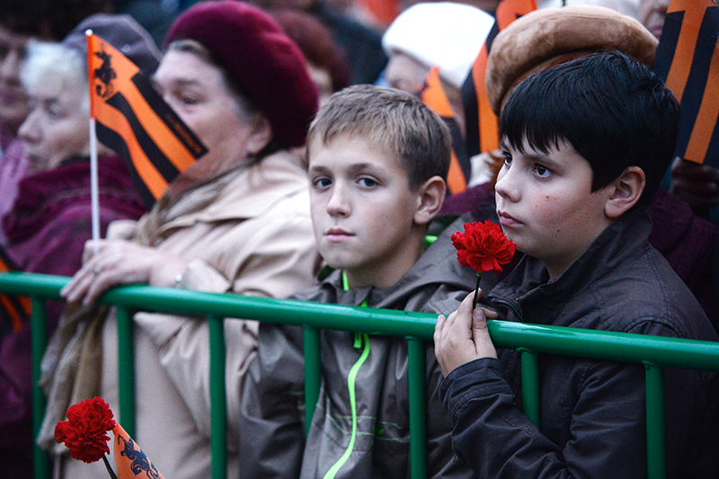 Участники акции памяти &quot;Донецк: невинно убиенные&quot;, которая проходит на Поклонной горе в Москве.