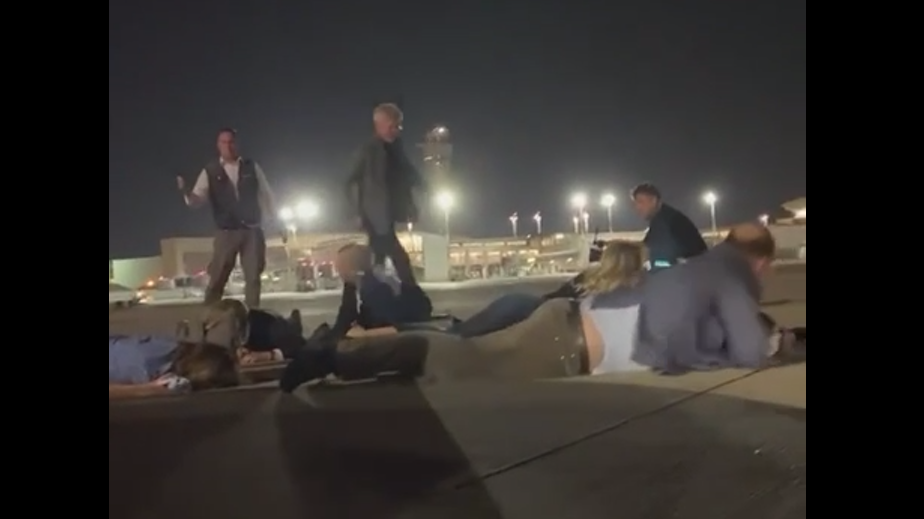 Делегация Шольца легла лицом на асфальт из-за воздушной тревоги в Израиле
