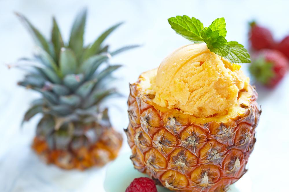 Чтобы приготовить мороженое, потребуется заморозить кусочки ананаса минимум на 24 часа