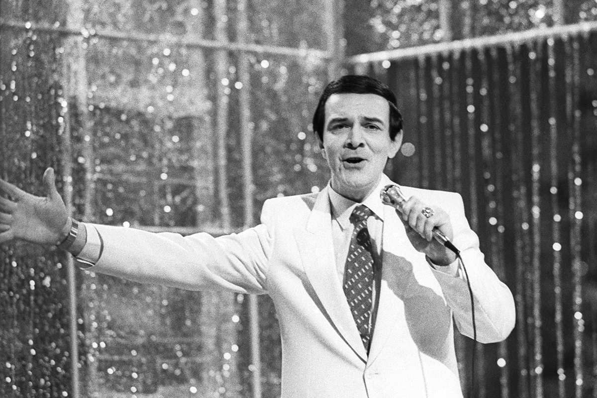 Муслим Магомаев во время записи новогодней телепрограммы «Голубой огонек». 7 декабря 1983 года