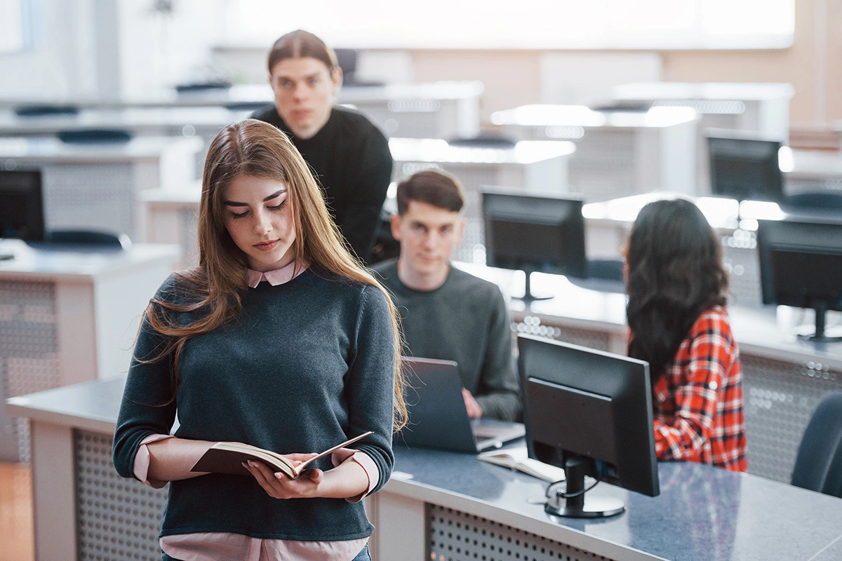 Академическая справка подтверждает факт обучения в вузе, техникуме или колледже