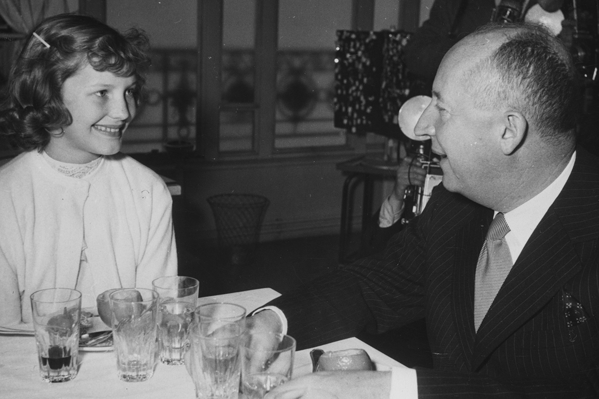 Сара Сью Стрингер, одиннадцатилетняя победительница конкурса, осуществляет свою мечту и наслаждается призом — обедом с Кристианом Диором