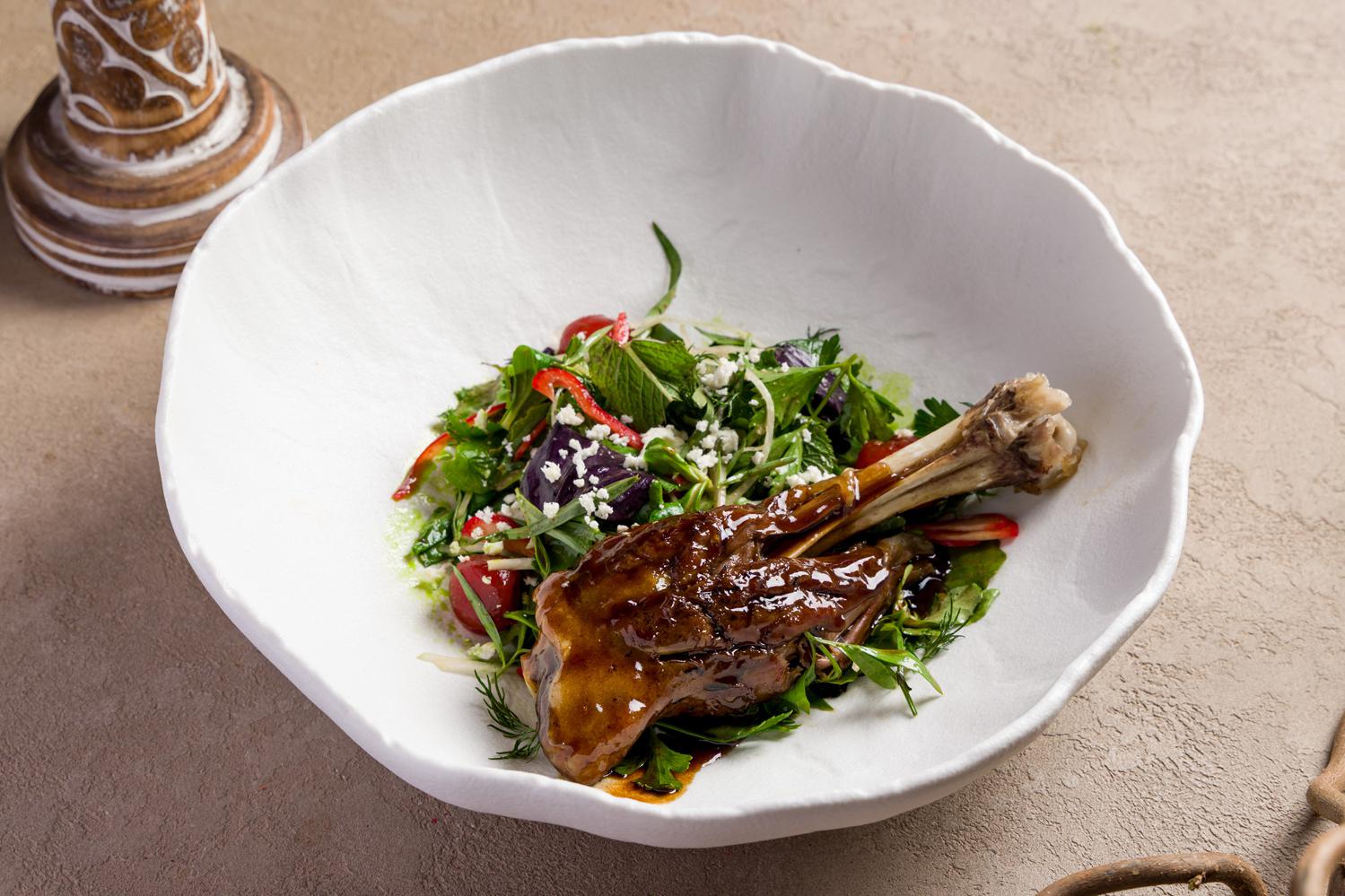 Салат Ullu с ягненком, горным&nbsp;сыром и&nbsp;сванскими&nbsp;томатами