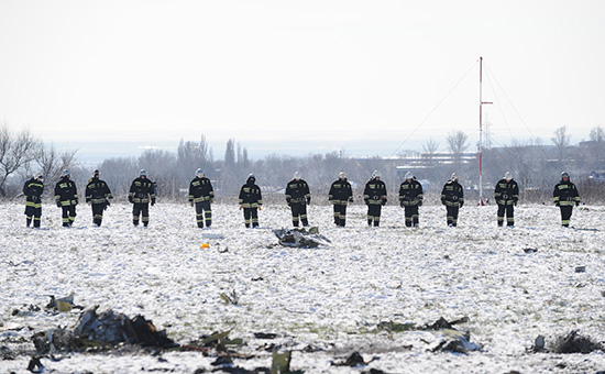 На месте крушения пассажирского самолета Boeing 737-800, разбившегося при&nbsp;посадке в&nbsp;аэропорту Ростова-на-Дону
