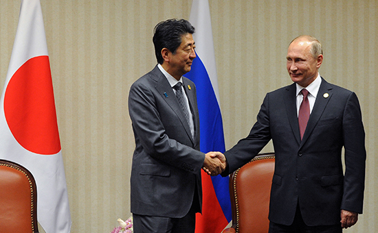 Президент РФ Владимир Путин(справа) и премьер-министр Японии Синдзо Абэ (слева) во время встречи на саммите АТЭС в Лиме


