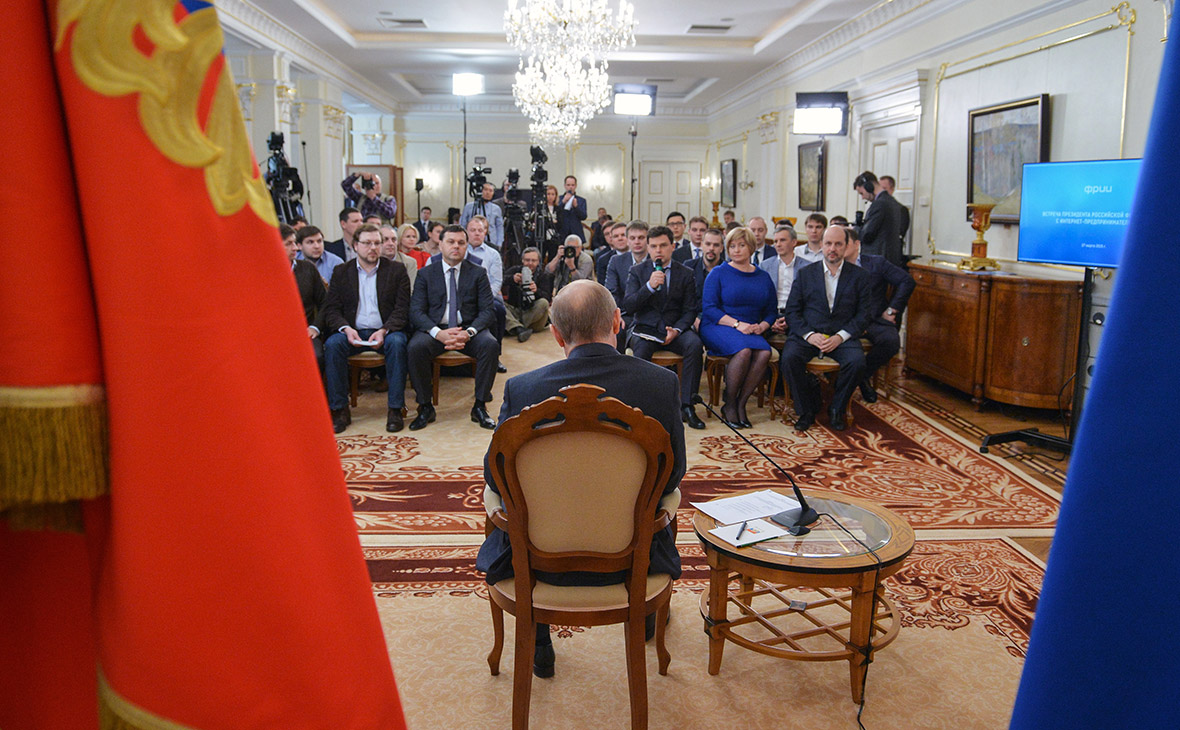 Владимир Путин (в центре) на встрече с интернет-предпринимателями, чьи проекты получили поддержку Фонда развития интернет-инициатив (ФРИИ). 2015 год