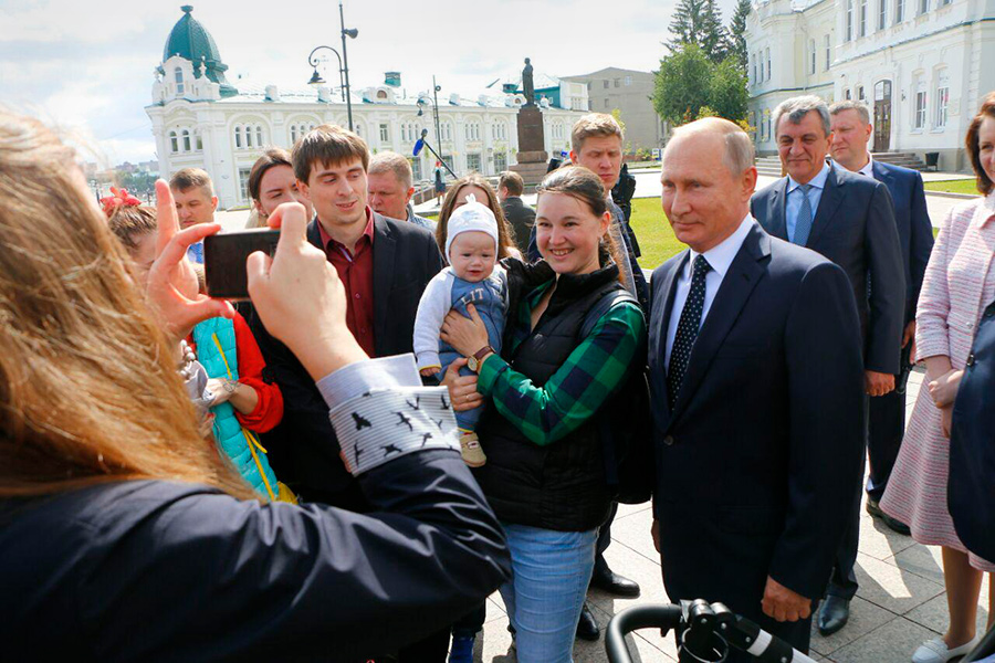 Владимир Путин во время общения с местными жителями