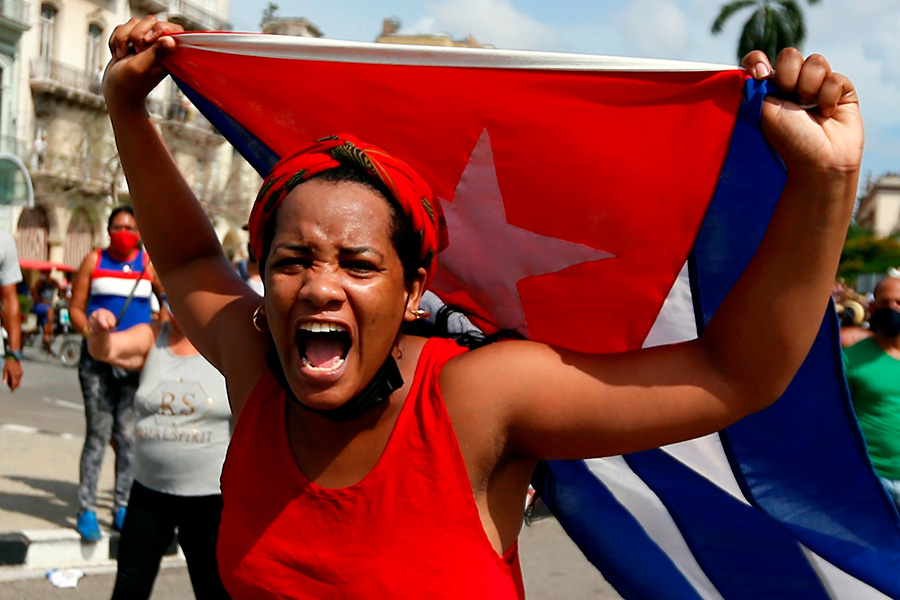 Демонстрации начались на фоне недовольства экономической ситуацией в стране: из-за пандемии пострадали туристическая отрасль и товарооборот Кубы. Многие занятые в туристической сфере потеряли работу. Недовольство кубинцев подогрело и то, что в некоторых регионах возникли перебои с электричеством. По данным издания El Mundo, его отключают на срок до шести часов



