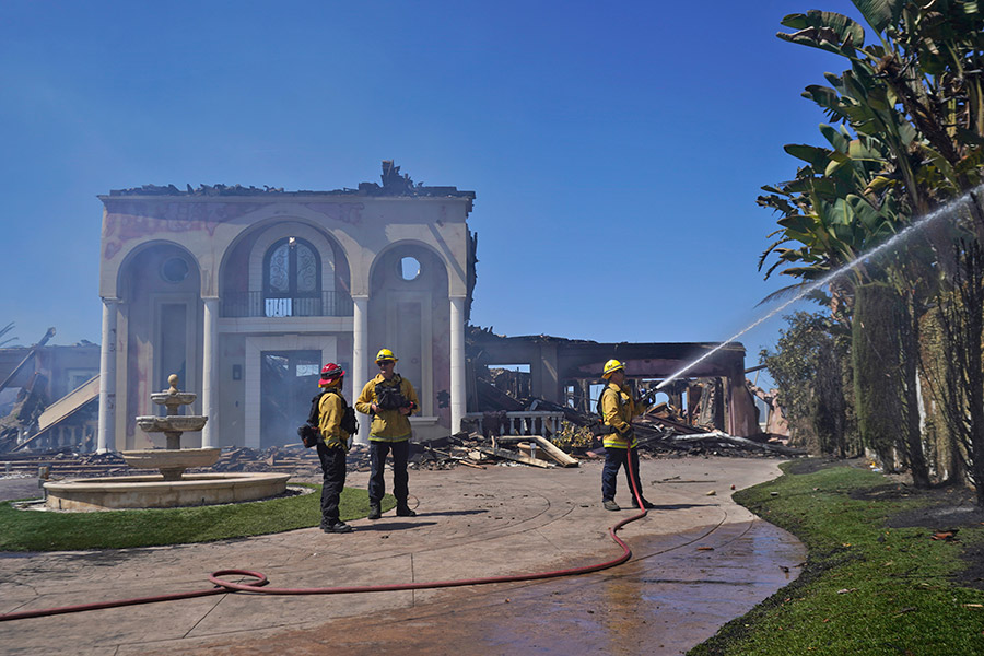 На фото:  пожарные пытаются защитить остатки дома в Лагуна-Нигель.

В округе работают пожарные вертолеты, пожарные расчеты и все свободные машины региона