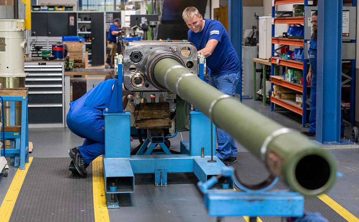 Rheinmetall объявил о скором открытии завода бронетехники на Украине"/>













