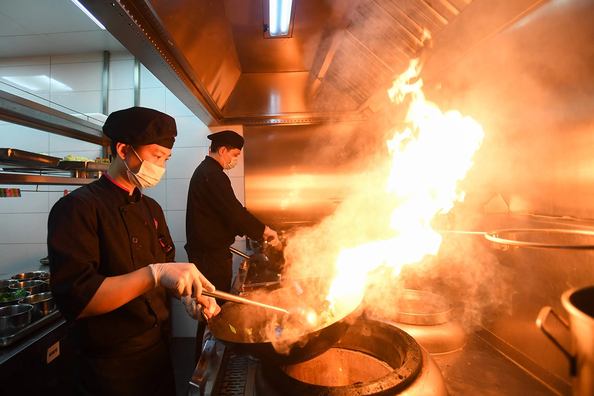 <p>На фото: сотрудники ресторана ZUMA в горячем цеху</p>