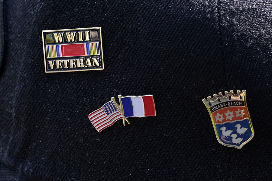 Значки на шляпе одного из ветеранов, принимавших участие в церемонии. Пляж Омаха был одним из мест высадки союзных сил.