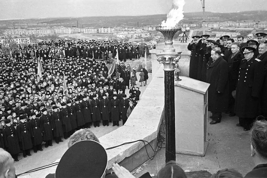 Церемония зажжения Вечного Огня на Оборонительной башне Малахова кургана, 22 февраля 1958 год