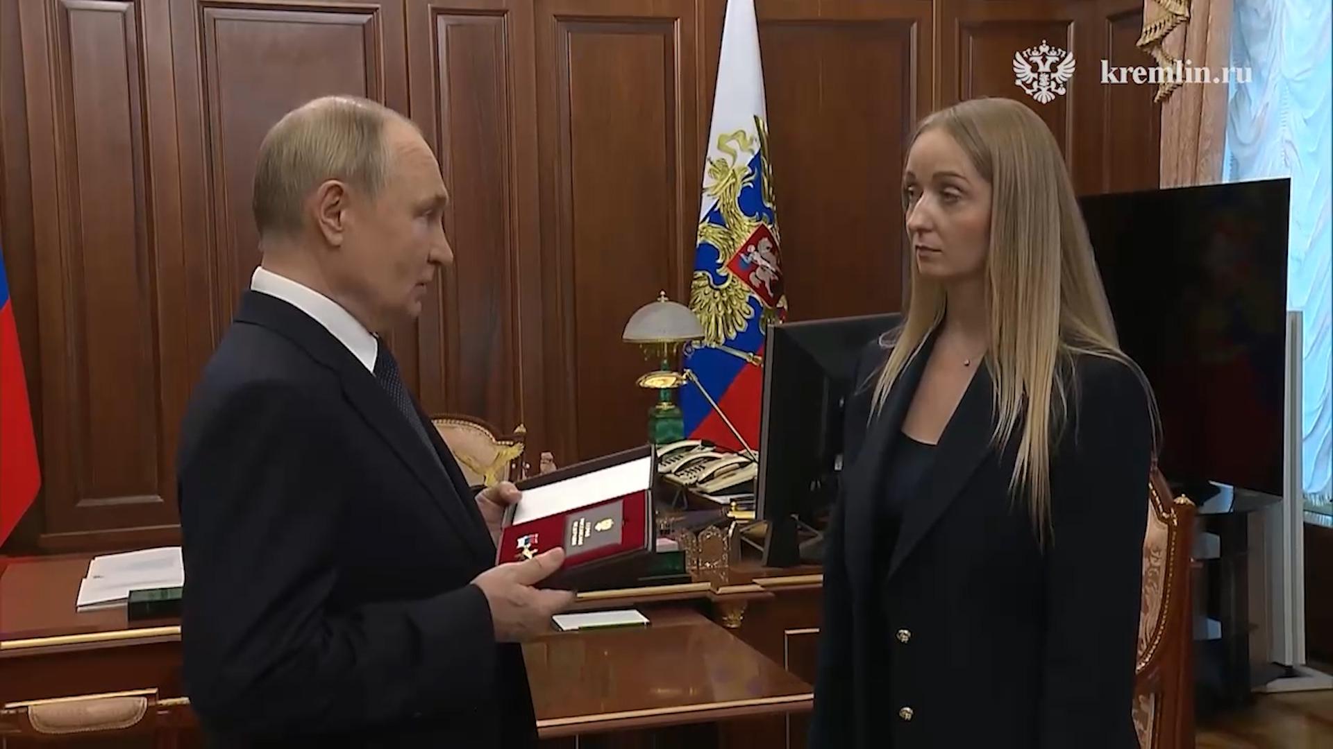 Путин передал «Золотую Звезду» Героя России Михаила Гудкова его вдове
