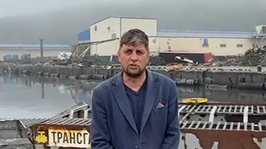 Как цунами накрывало город на Сахалине. Видео