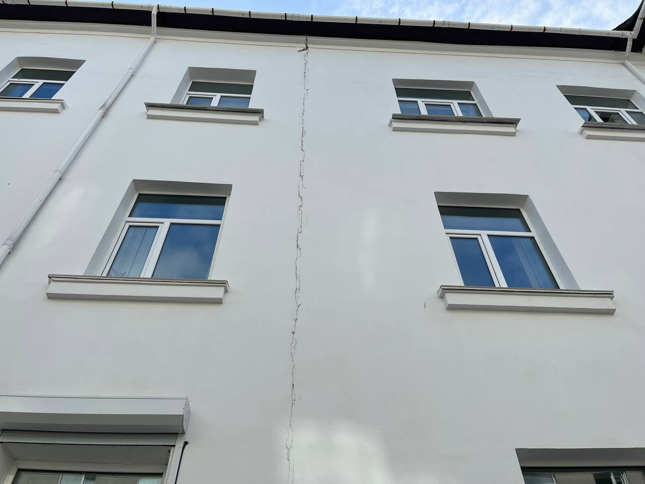 Повреждения зданий после землетрясения в Петропавловске-Камчатском