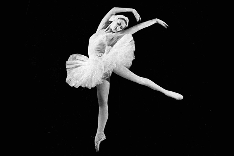 Родители Плисецкой были репрессированы, ее&nbsp;и ее&nbsp;брата забрали к&nbsp;себе ее&nbsp;тетя и&nbsp;дядя, Суламифь и&nbsp;Асаф Мессереры, танцовщики Большого театра. После окончания хореографического училища в&nbsp;1943 году, Плисецкая была принята в&nbsp;Большой театр, где в&nbsp;1960 году стала прима-балериной, сменив в&nbsp;этом качестве покинувшую сцену Галину Уланову. На&nbsp;фото&nbsp;&mdash; Майя Плисецкая в&nbsp;1960 году
