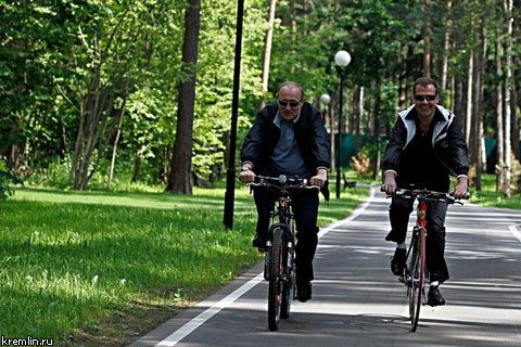 Д.Медведев и В.Путин покатались на велосипедах