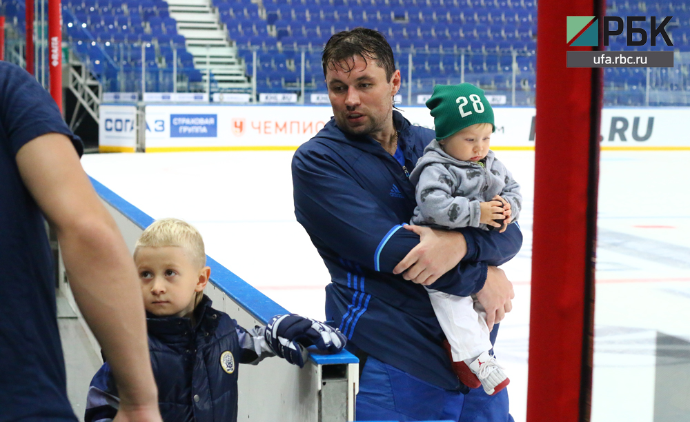 Пока после игры несколько хоккеистов общаются с прессой, капитан команды Денис Куляш вывел детей на лед, покатал и завел обратно.
