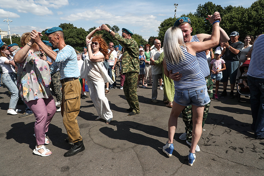 На фото: празднование Дня Воздушно-десантных войск в Парке Горького
