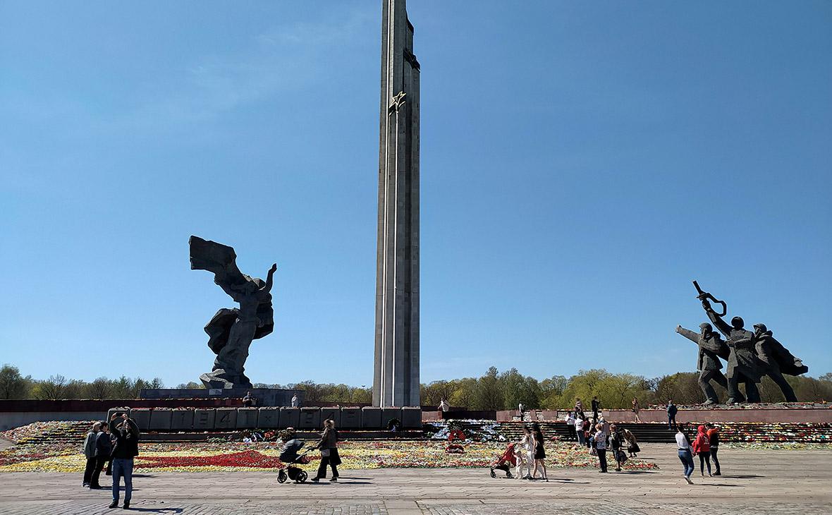 Мэр Риги заявил, что памятник советским солдатам уничтожат после сноса"/>













