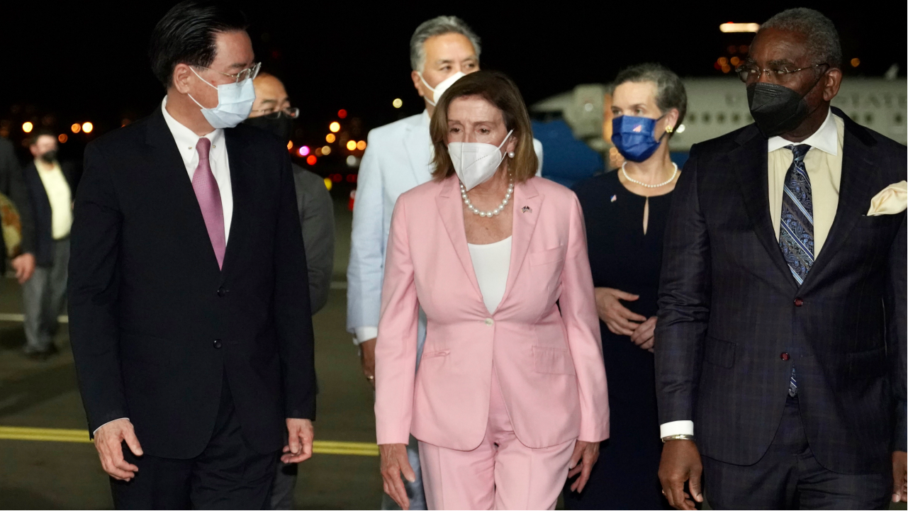 Спикер палаты представителей США Нэнси Пелоси в аэропорту Тайбэя, 2 августа 2022 года&nbsp;