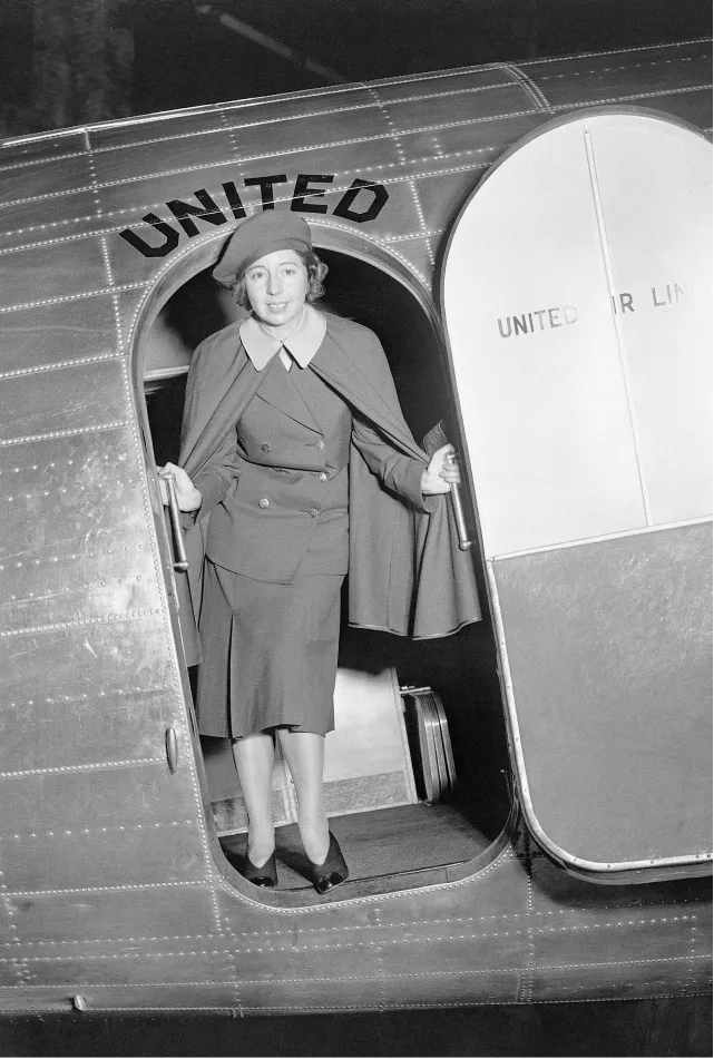 <p>Первой стюардессой в истории считается жительница Сан-Франциско&nbsp;Эллен Чёрч, которая до этого работала медсестрой и в частном порядке брала уроки по управлению самолетом. 15 мая 1930 года она сопровождала в полете из Сан-Франциско в Чикаго 14 пассажиров. Также Чёрч отвечала за подбор персонала: ее коллегами по борту должны были стать семь медсестер в возрасте до 25 лет и весом до 52 кг</p>