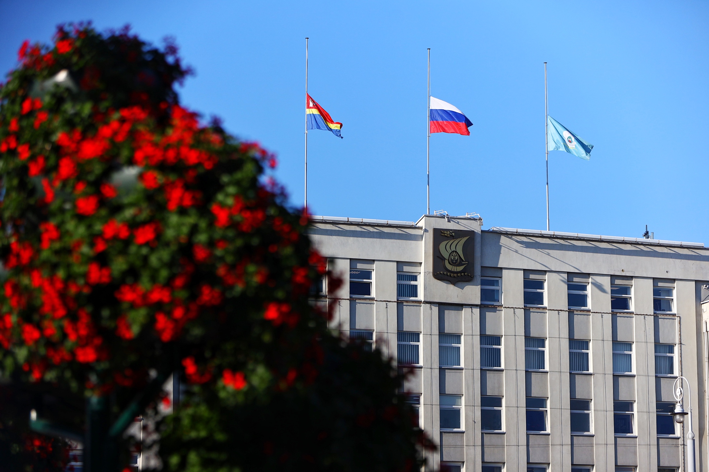 Мэрия Калининград. Здание мэрии Калининград. Администрация города Калининграда. Флаги на мэрии Калининграда.