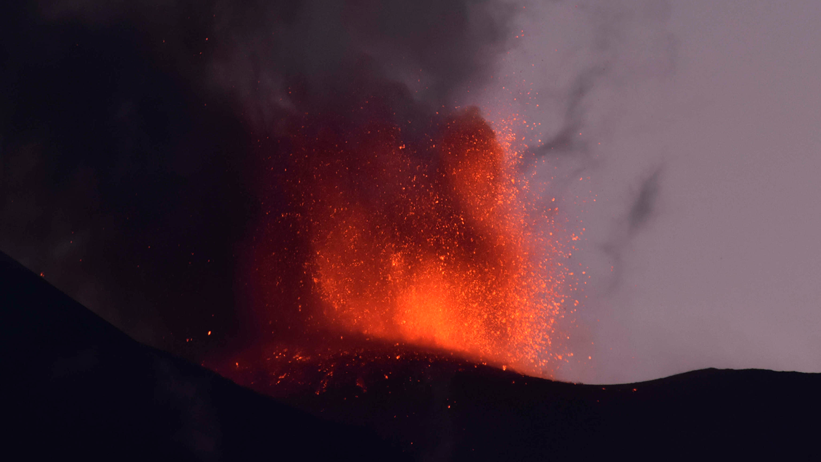 <p>Извержение вулкана Этна на острове Сицилия</p>
