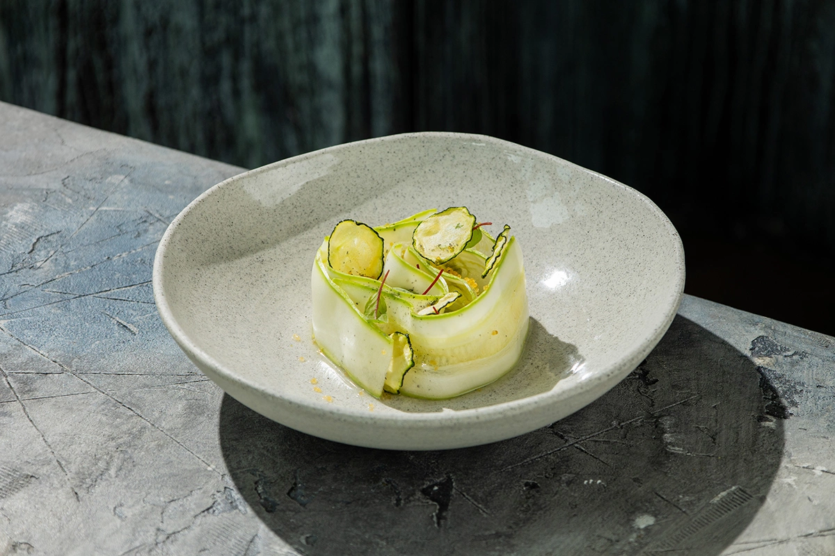 Карпаччо из юного кабачка с чипсами и щавелевой сальсой