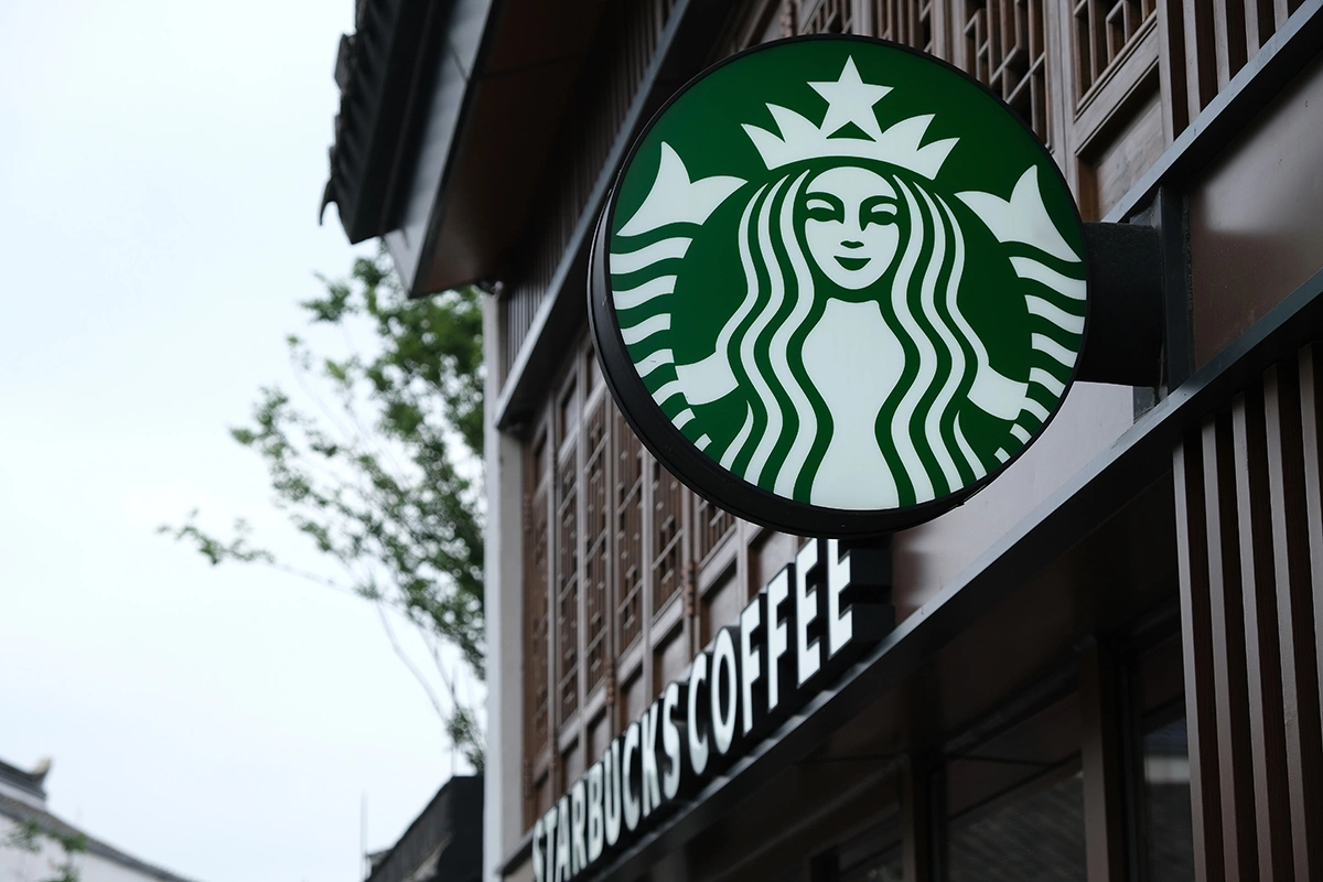 Starbucks в Южной Корее объявил о новом правиле, которое запрещает посетителям приносить «громоздкие предметы» в кафе для работы