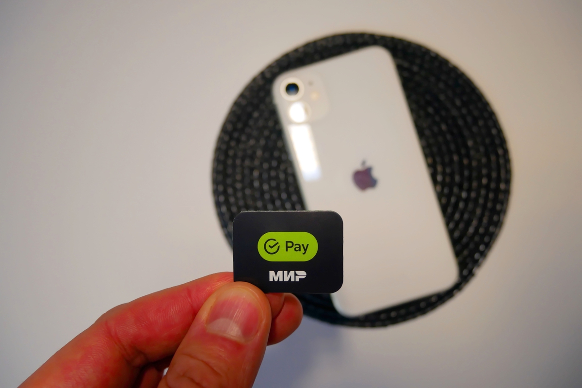 Платежный стикер представляет собой миниатюрный аналог банковской карты