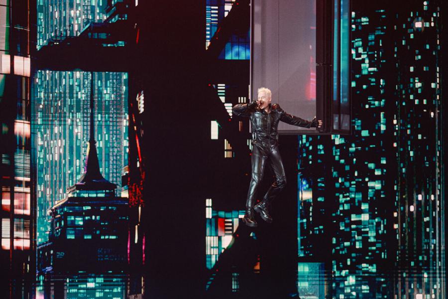 Певец Ярослав Дронов (Shaman), представляющий Россию на Международном музыкальном конкурсе «Интервидение» 2025, во время выступления в концертном зале «Live Арена»