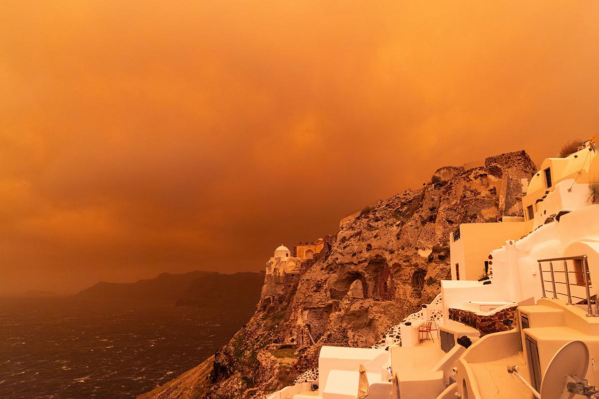 Песчаная буря над Эгейским морем, Греция,  01 апреля 2026 года