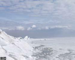 Полярников эвакуируют с расколовшейся льдины