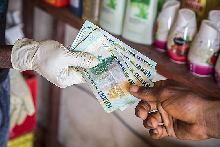 Продавцы в магазинах работают только в резиновых перчатках, чтобы случайно не подхватить вирус. Ведущие эксперты по вирусу Эбола заявили, что в ближайшее время в Африку будут доставлены экспериментальные препараты, которые, возможно, помогут побороть болезнь. 