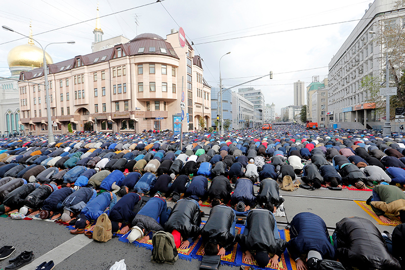 Мусульмане у Московской соборной мечети, недалеко&nbsp;от&nbsp;проспекта Мира, совершают намаз в&nbsp;день празднования Курбан-байрама